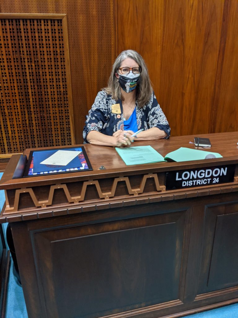 Jennifer Longdon se sienta en su escritorio en la Cámara de Representantes de AZ, el 11 de enero de 2021