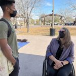 Jen Longdon habla con un joven voluntario de la Misión para Arizona en el Parque Indian Steele.