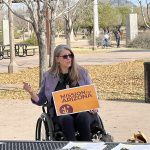 Jen Longdon habla con dos voluntarios en un acto de prospección de la Misión para Arizona en el parque Indian Steele.