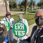 Jen Longdon posa con dos mujeres que sostienen carteles de &quot;ERA YES&quot; como parte de la protesta diaria de Silent Witness frente a la capital de Arizona.